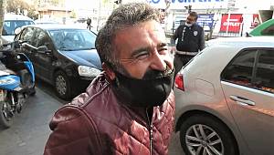 Gülmekten kendini alamıyor 