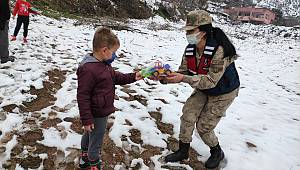 Jandarma çocukları sevindirdi 