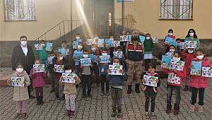 Jandarma öğrencileri sevindirdi 