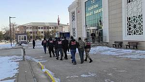 Jandarma uyuşturucu tacirlerinin evine baskın yaptı 