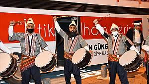 Kahramanmaraş'ın kurtuluşu etkinliklerinde mehter takımı ve davulcular üstü açık otobüsle kenti turladı 