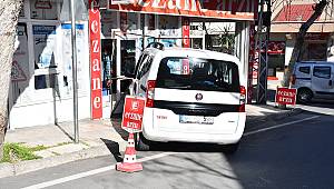 Kahramanmaraş'ta el freni çekilmeyen hafif ticari araç iş yerine çarptı 