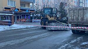 Kar temizleyen iş makinesine çarpan sürücü hayatını kaybetti 