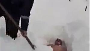 Lapa lapa yağan karın altına kendini gömdürdü 