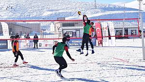 Yedikuyular’da Kar Voleybolu Rüzgârı Esti 