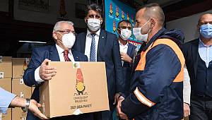 Başkan Mahçiçek, Temizlik Personeline Erzak Paketi Dağıttı