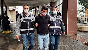 Çaldığı otomobille hırsızlık yaptı kaçarken polis aracına çarptı 