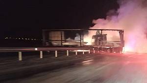 Göksun-Kayseri yolunda tır dorsesi alev alev yandı 