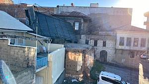 Kahramanmaraş’ta şiddetli rüzgar çatıları yerinden söktü 