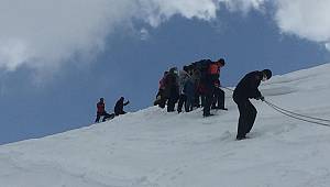 Karda mahsur kalan insanları jandarma ekipleri kurtardı 