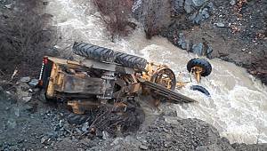 Kontrol çıkan greyder uçuruma yuvarlandı 