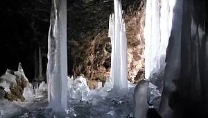 Mağarada oluşan dev buz sarkıtları büyüledi 