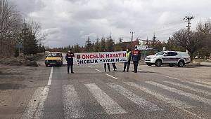 Trafik ekiplerinden sürücülere pankartlı uyarı 