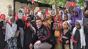 Yetim Gülerse Dünya Güler