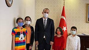 Çağlayancerit Kaymakamı İşçimen, koltuğunu ilkokul öğrencisi Cansu Ela'ya devretti 