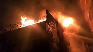 Kağıt toplama merkezinde yangın geceyi gündüze çevirdi 