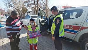 Kahramanmaraş'ta jandarma otizmli Nida'nın yüzünü güldürdü 