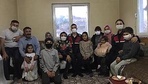 Kahramanmaraş'ta jandarmadan fiziksel engelli Mehmet'e doğum günü sürprizi 