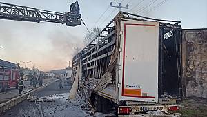 Kahramanmaraş'ta seyir halindeki tırın dorsesi yandı 