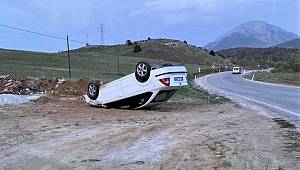 Kahramanmaraş’ta yoldan çıkan otomobil ters döndü 