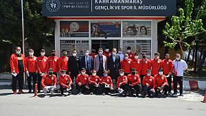 Şampiyonada derece elde eden güreşçilere çeşitli hediyeler verildi 