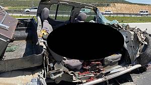 Seyir halindeki tıra arkadan çarpan pikap paramparça oldu 