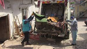 Kahramanmaraş'ta bir evden 7 kamyon çöp çıkarıldı 