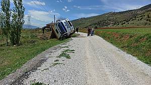 Kahramanmaraş’ta kaya yüklü kamyon devrildi