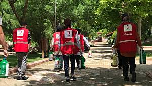 Kahramanmaraş'ta Kızılay gönüllüleri sokak hayvanlarını unutmuyor 