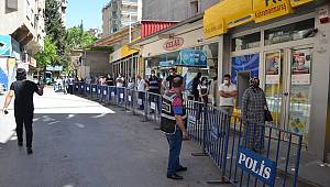 Kahramanmaraş'ta PTT önünde bekleyenlere sosyal mesafe ve dolandırıcılık uyarısı