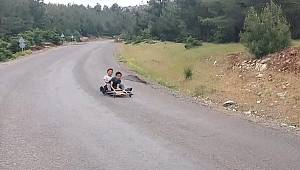 Kardeşlerin, tahta araba üzerinde yaptıkları ralli sürücülerini kıskandırıyor 