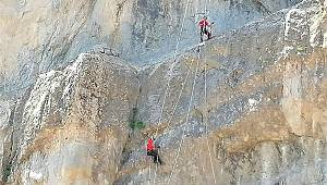 Kayalıklarda mahsur kalan keçileri jandarma kurtardı 