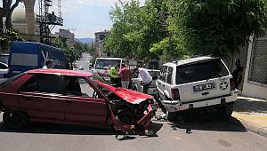 Kontrolden çıkan otomobil park halindeki araçlara çarptı 