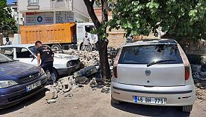 Pazarcık’ta ihata duvarı park halindeki otomobillerin üzerine yıkıldı 