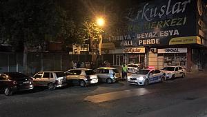Bıçaklı saldırgana müdahale eden polis merdiven boşluğuna düştü