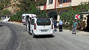 Hafif ticari araç ile motosiklet çarpıştı: 1 yaralı 