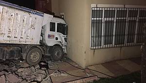 Kahramanmaraş’ta freni boşalan kamyon apartmana çarptı