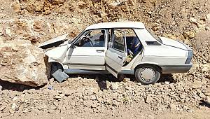 Kahramanmaraş’ta otomobil kayaya çarptı: 2 yaralı
