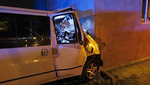 Aracının kontrolünü kaybetti eve çarptı 