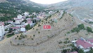 Çağlayancerit’te Türk Bayraklı 15 Temmuz mesajı gururlandırdı 