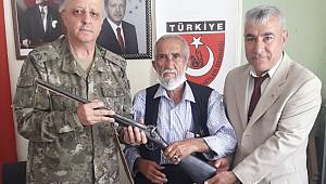 Kuvayi Milliye’den askeri müzeye tüfeklerini bağışladı 