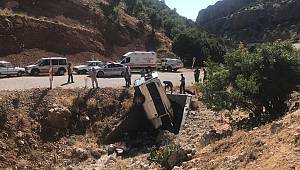 Minibüs menfeze devrildi: 2 ölü, 5 yaralı 