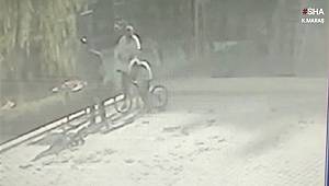 Domates salçasına zarar verdiği iddiasıyla çocukları dövdü 