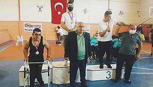 Engelleri, Bileğiyle Aşıyor 