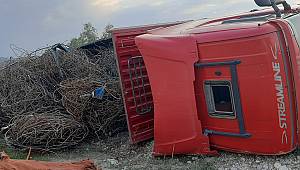 Kahramanmaraş’ta hurda yüklü tır devrildi: 2 yaralı