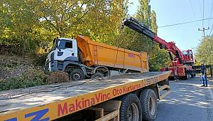 Kahramanmaraş’ta zift yüklü kamyon bahçe duvarına çarptı