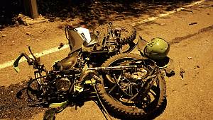 Motosiklet kamyonete ok gibi saplandı: 2 ağır yaralı