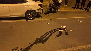 Motosikletiyle park halindeki otomobile çarpan kurye yaralandı