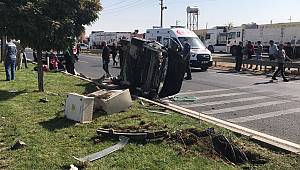 Otomobille çarpışan hafif ticari araç yan yattı: 5 yaralı