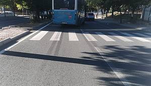 Yolun karşısına geçmek isteyen yayaya otobüs çarptı
